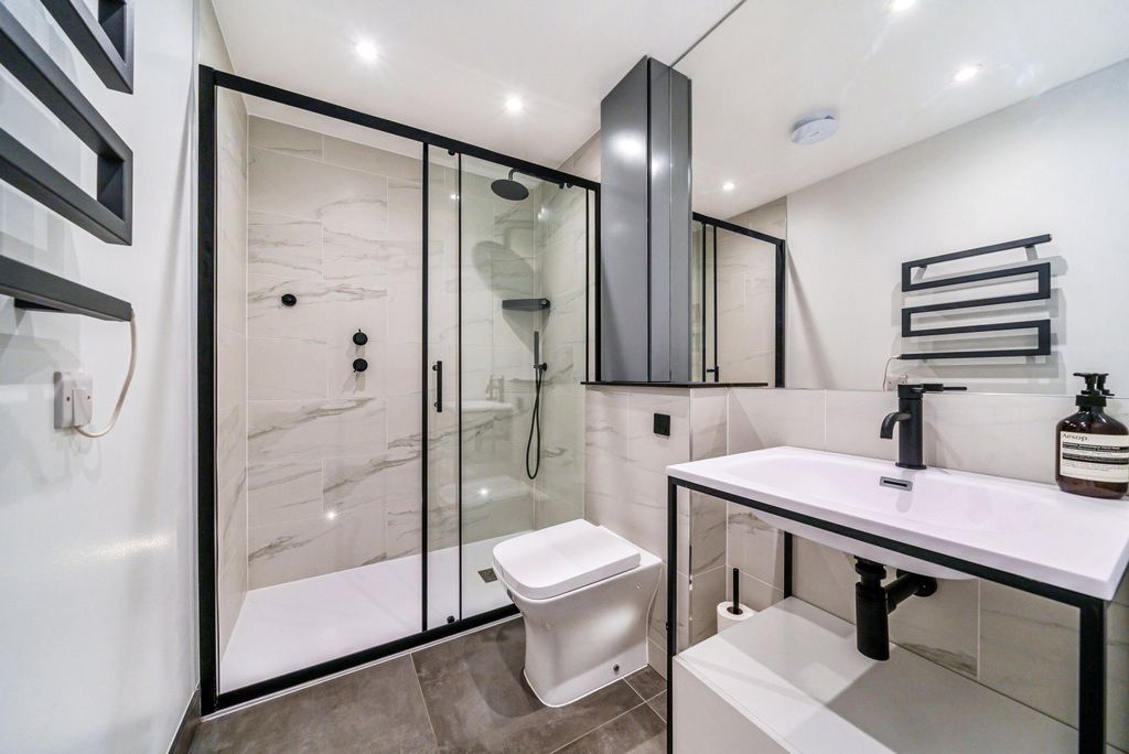 Property photo 2 of 11 Bathroom