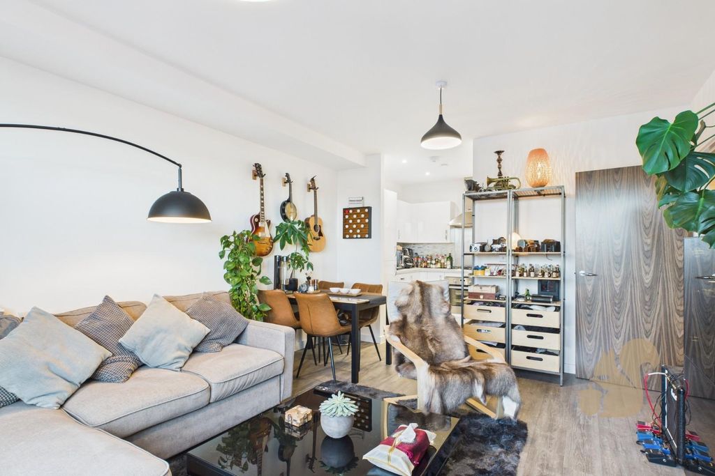 Property photo 3 of 9 Cam01814G0-Pr0058-Still004.Jpg