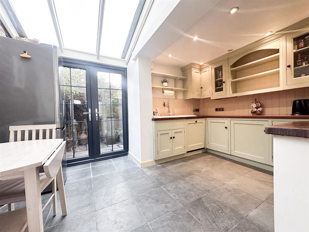 Property photo 3 of 11 Kitchen