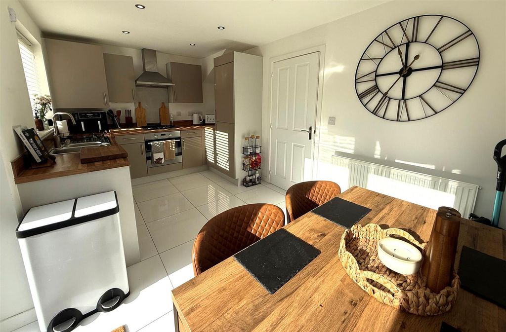 Property photo 3 of 28 Kitchen/Dining Room