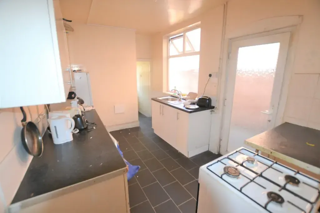 Property photo 3 of 11 Kitchen