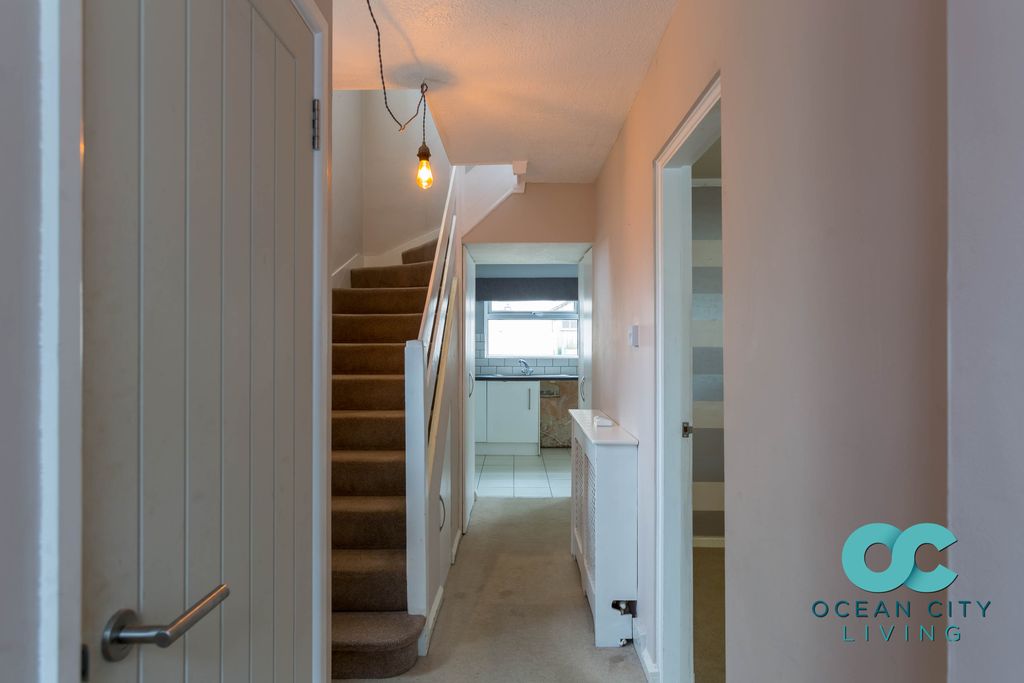 Property photo 2 of 21 Hallway