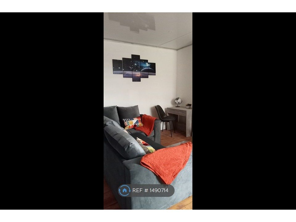 Property photo 1 of 11 Living Room