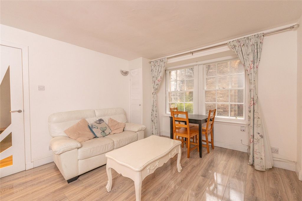 Property photo 3 of 25 Lounge Alt