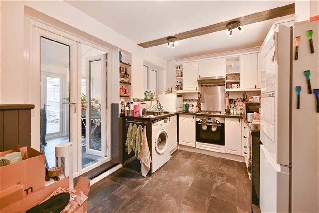 Property photo 3 of 11 Kitchen
