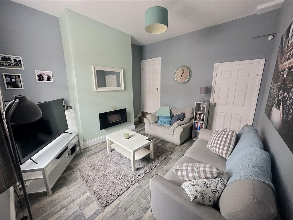 Property photo 3 of 18 Lounge