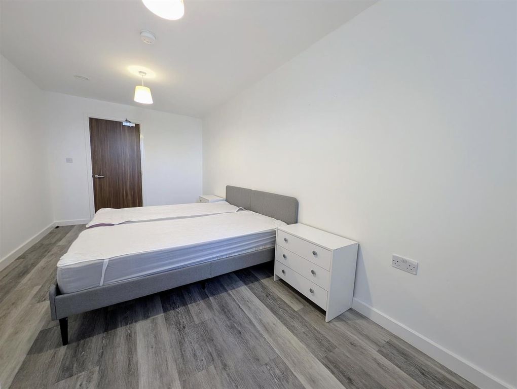 Property photo 2 of 9 Bedroom