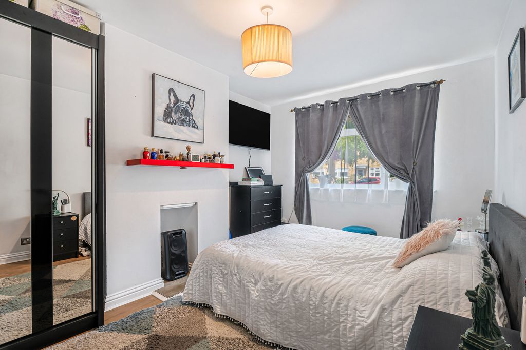 Property photo 3 of 16 Bedroom/Reception