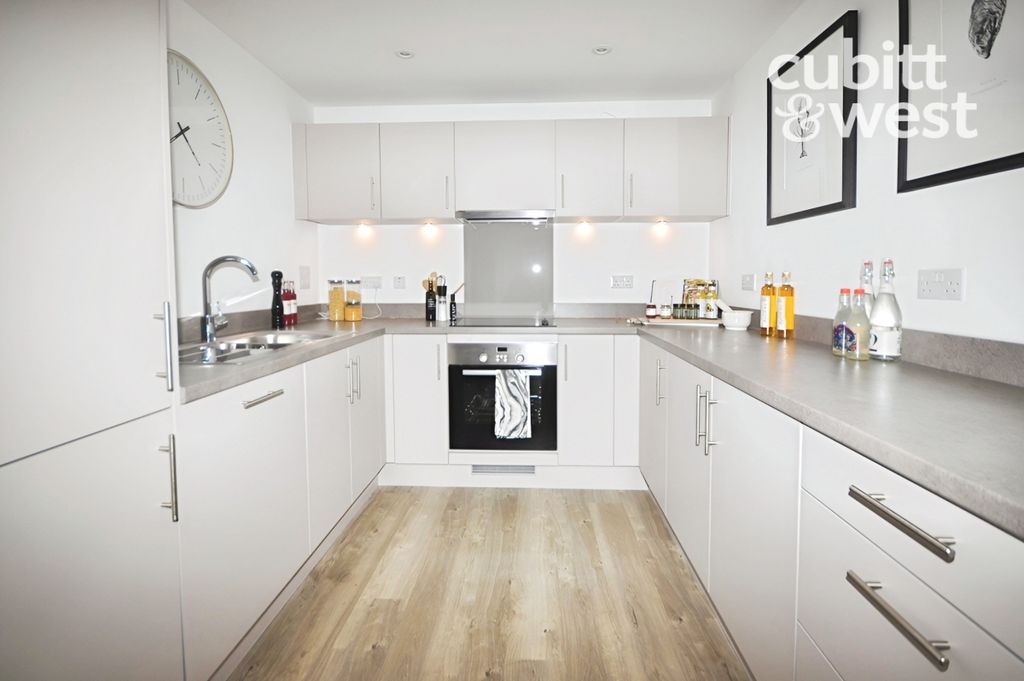 Property photo 3 of 10 Kitchen