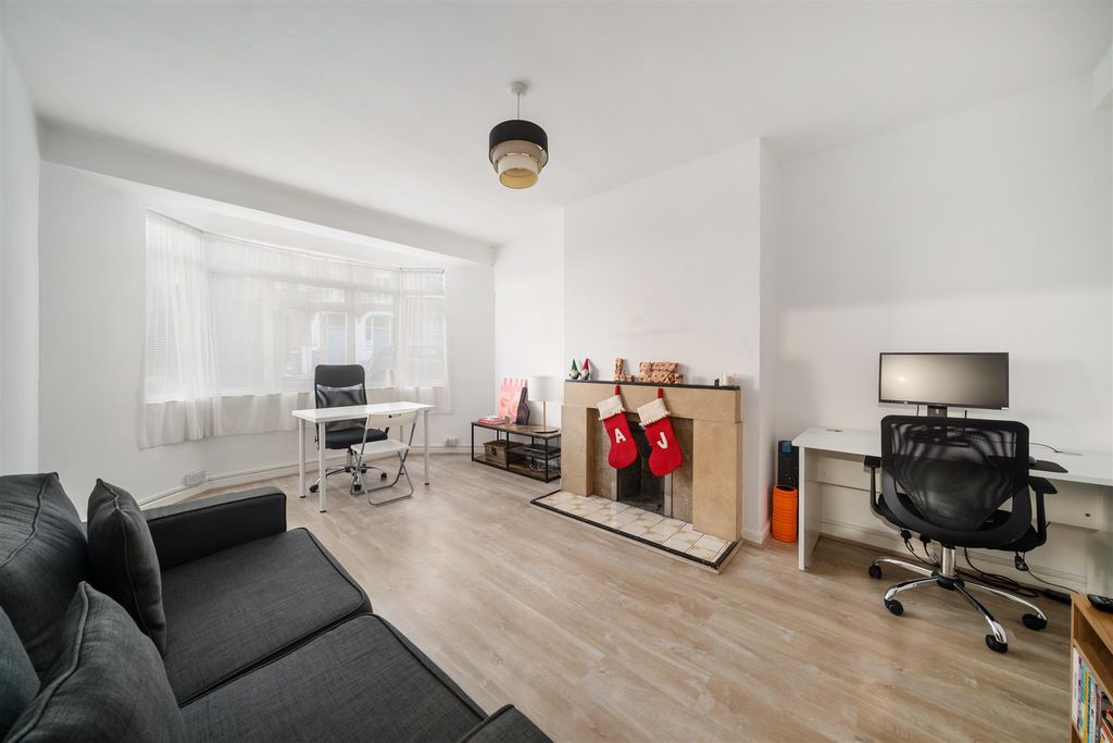 Property photo 1 of 6 Barton Court 1 W14 Ph1.Jpg