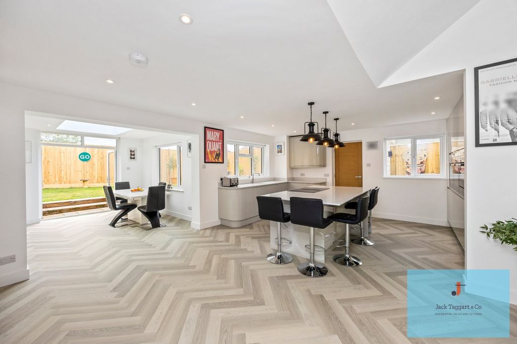 Property photo 2 of 23