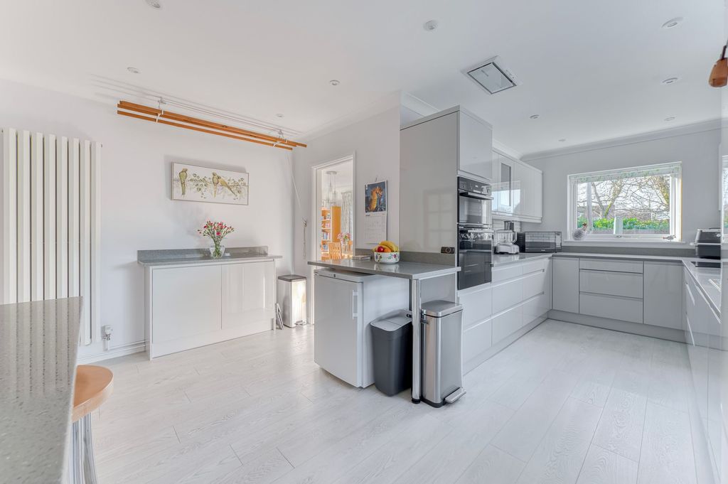 Property photo 3 of 27