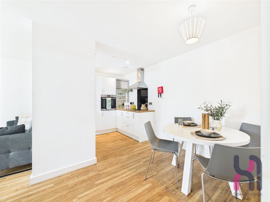 Property photo 2 of 25 Picture No. 11