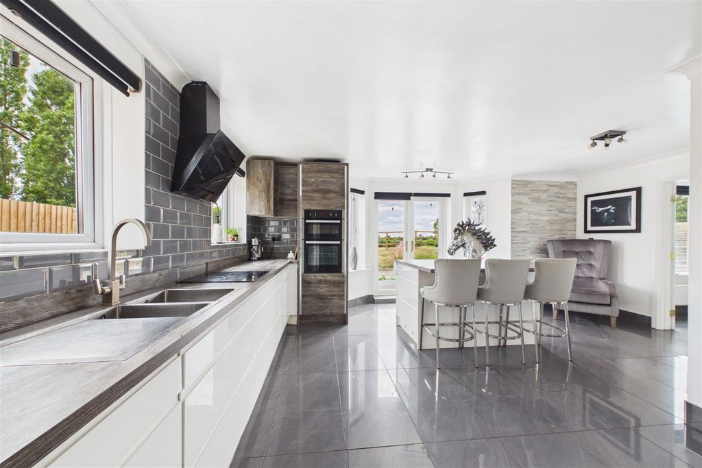 Property photo 3 of 26 Breakfast Kitchen