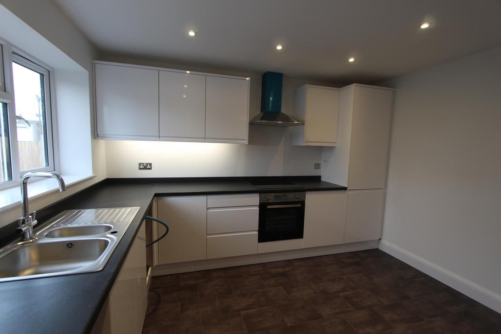 Property photo 3 of 10 Kitchen 