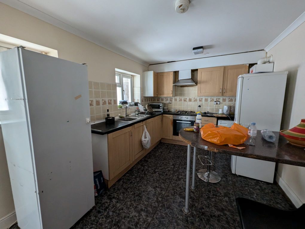 Property photo 3 of 8 Kitchen1