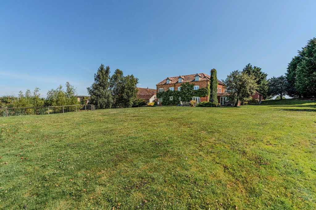 Property photo 2 of 34