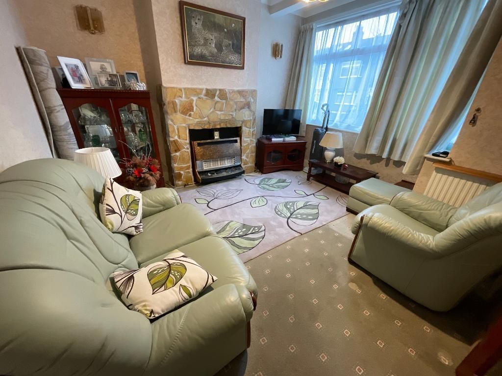 Property photo 2 of 14 Living Room 12'5 x 11'11