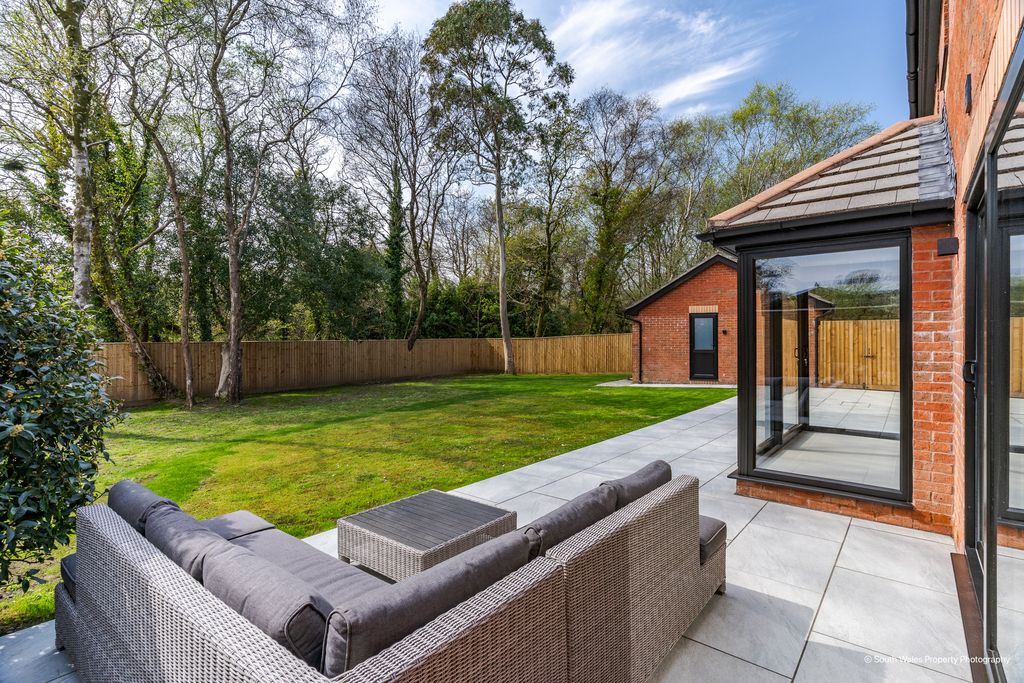 Property photo 2 of 28