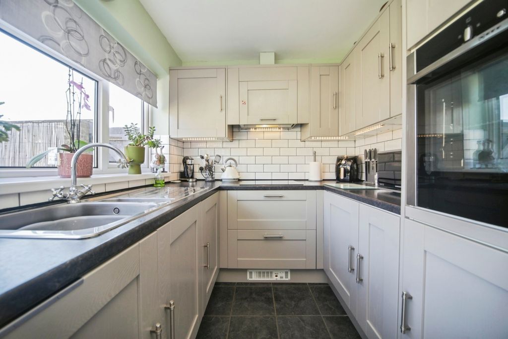 Property photo 2 of 18 Kitchen