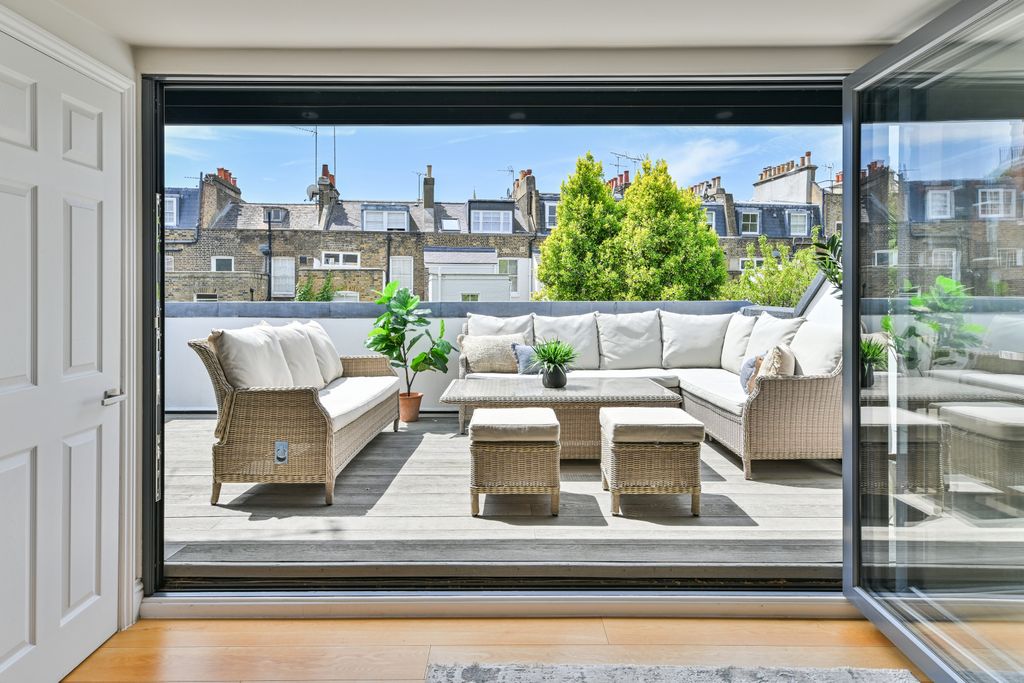 Property photo 1 of 22 Roof Terrace