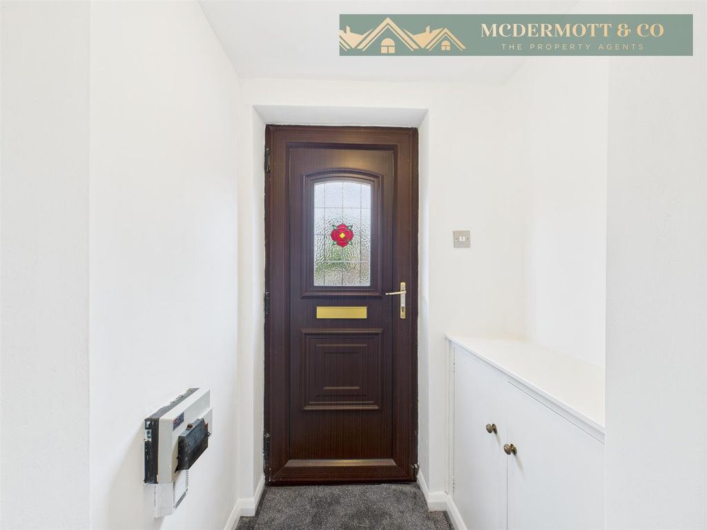 Property photo 3 of 17 Entrance Vestibule