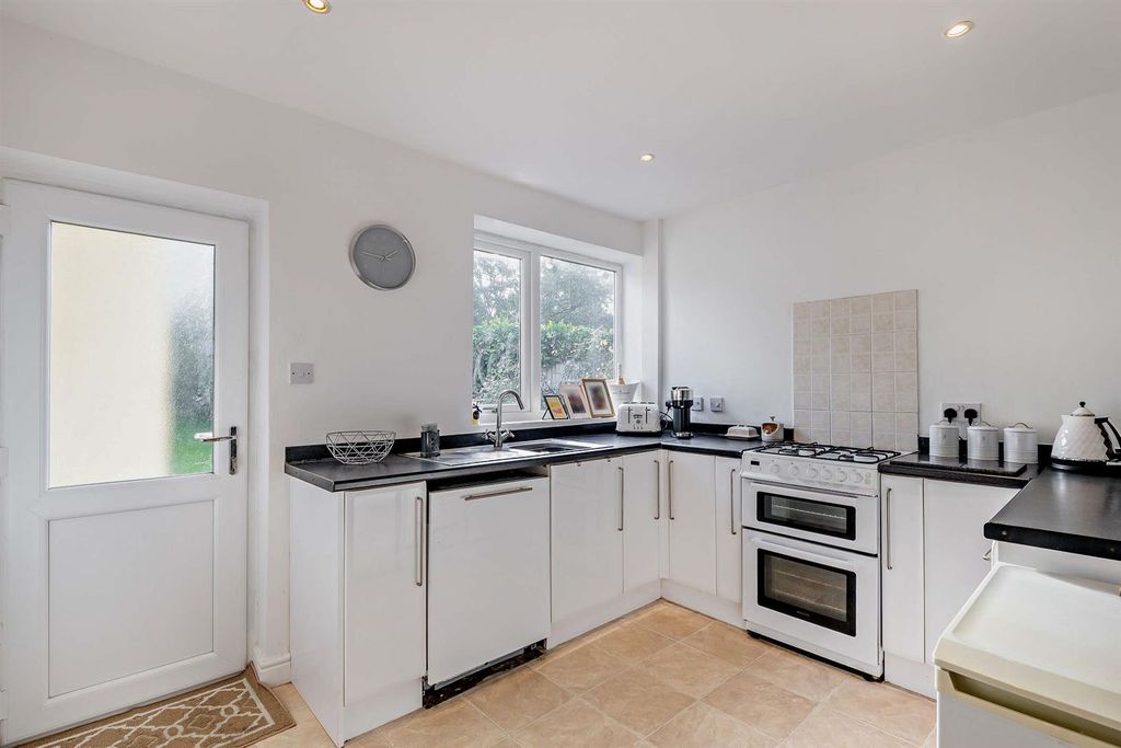 Property photo 3 of 17 8668578-Interior05-800.Jpg