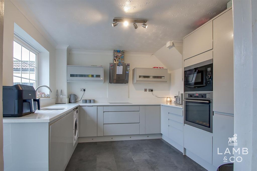 Property photo 2 of 21