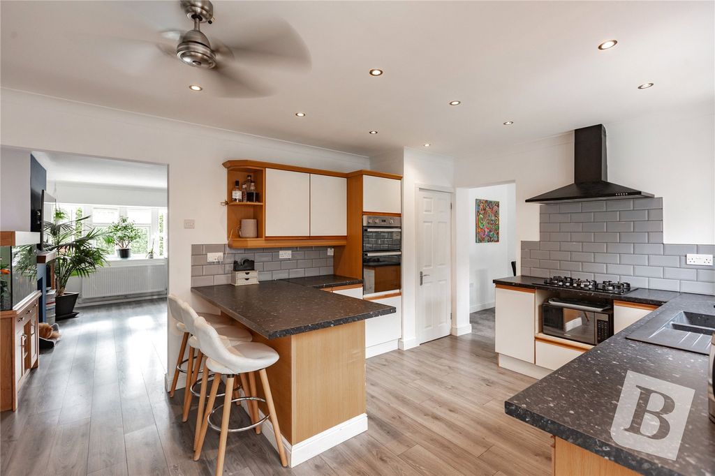 Property photo 3 of 20 Kitchen