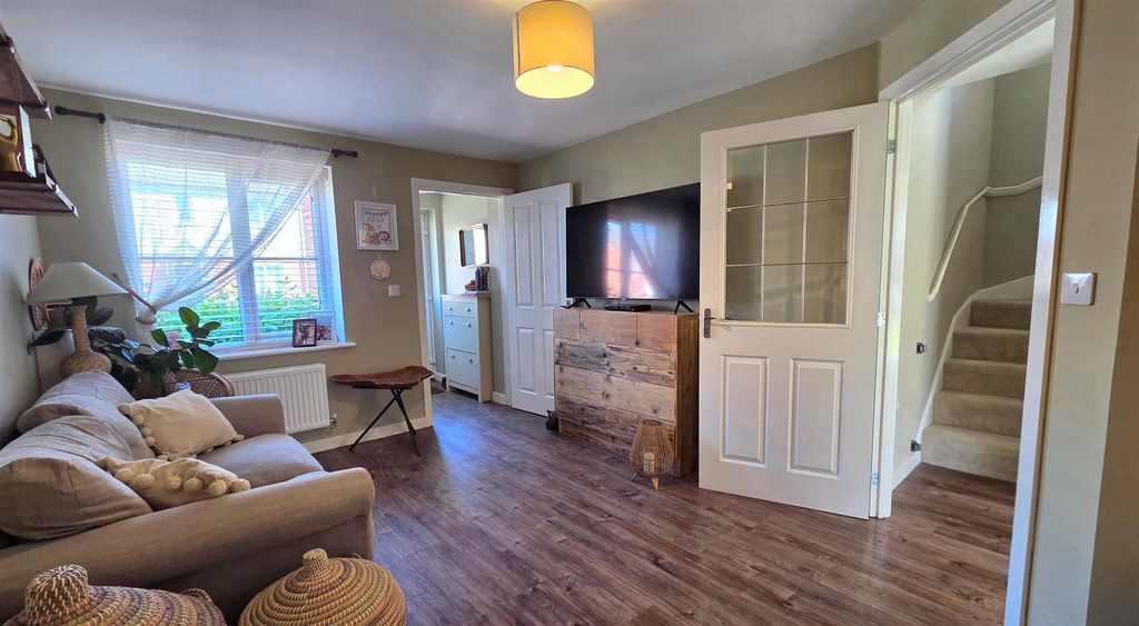 Property photo 3 of 16 Lounge