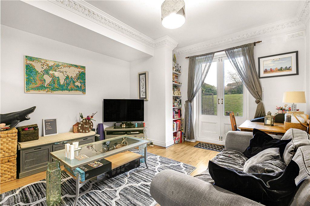 Property photo 3 of 11 Lounge