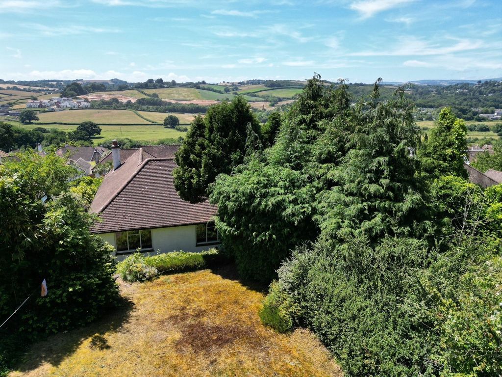 Property photo 2 of 31