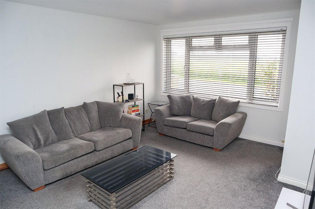 Property photo 3 of 17 Lounge