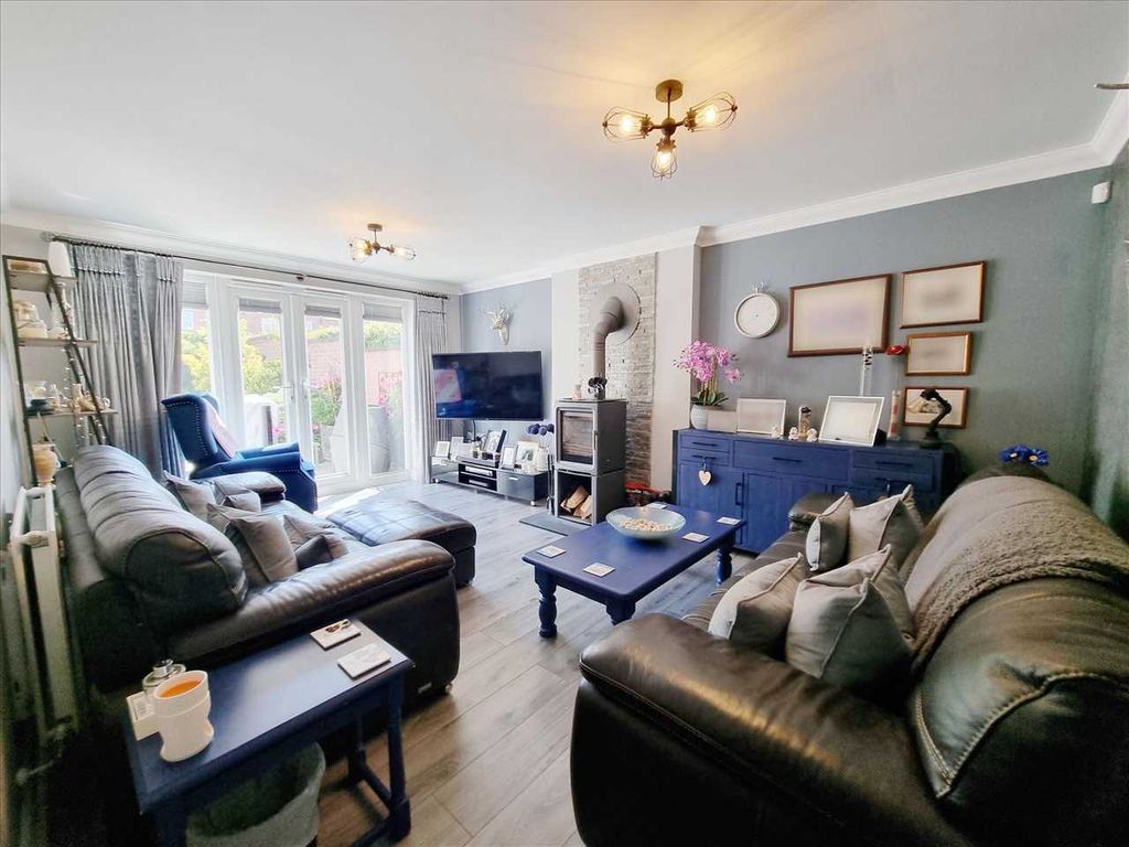 Property photo 2 of 17 Lounge: