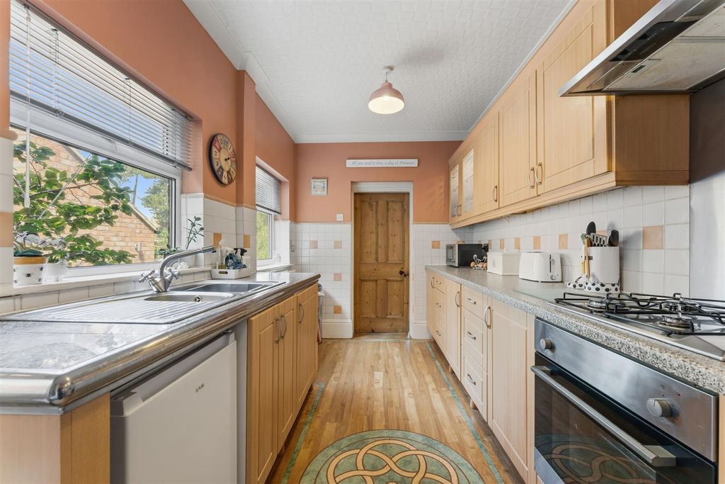 Property photo 2 of 28