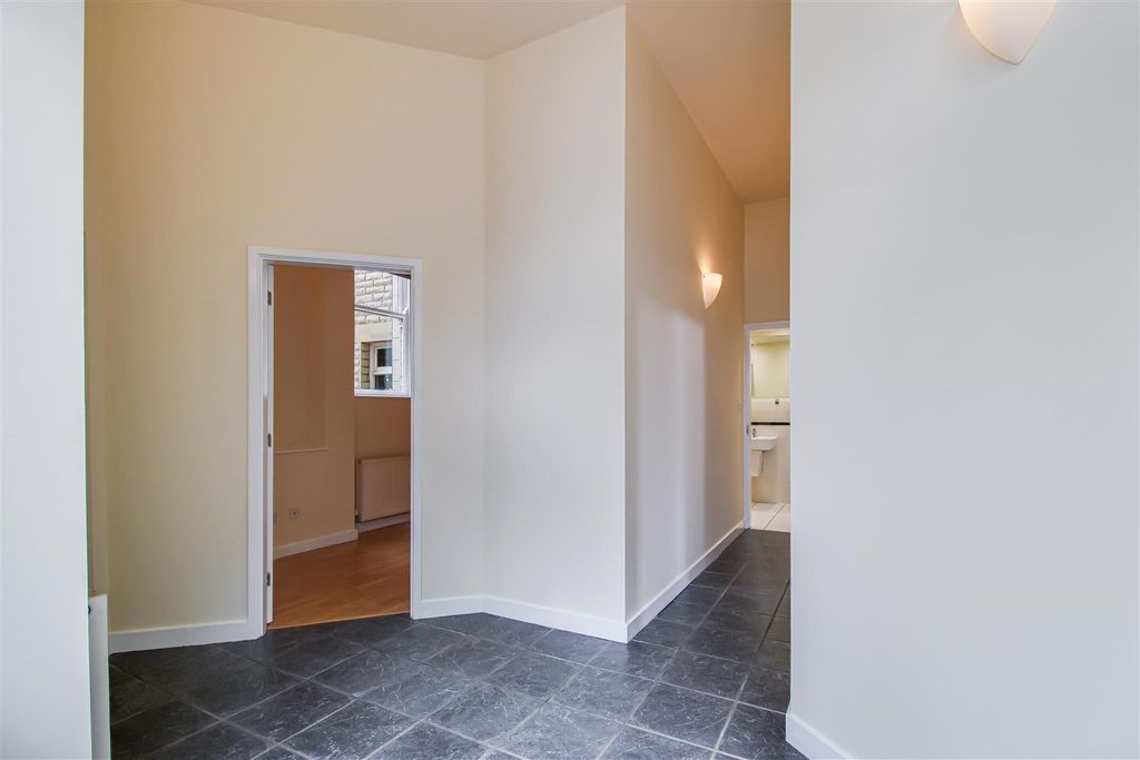Property photo 3 of 11 Entrance Hall