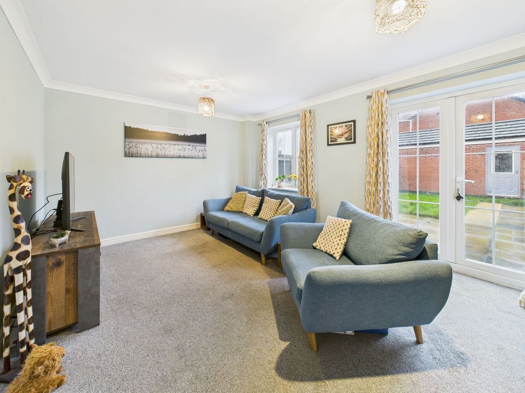 Property photo 3 of 18 Lounge