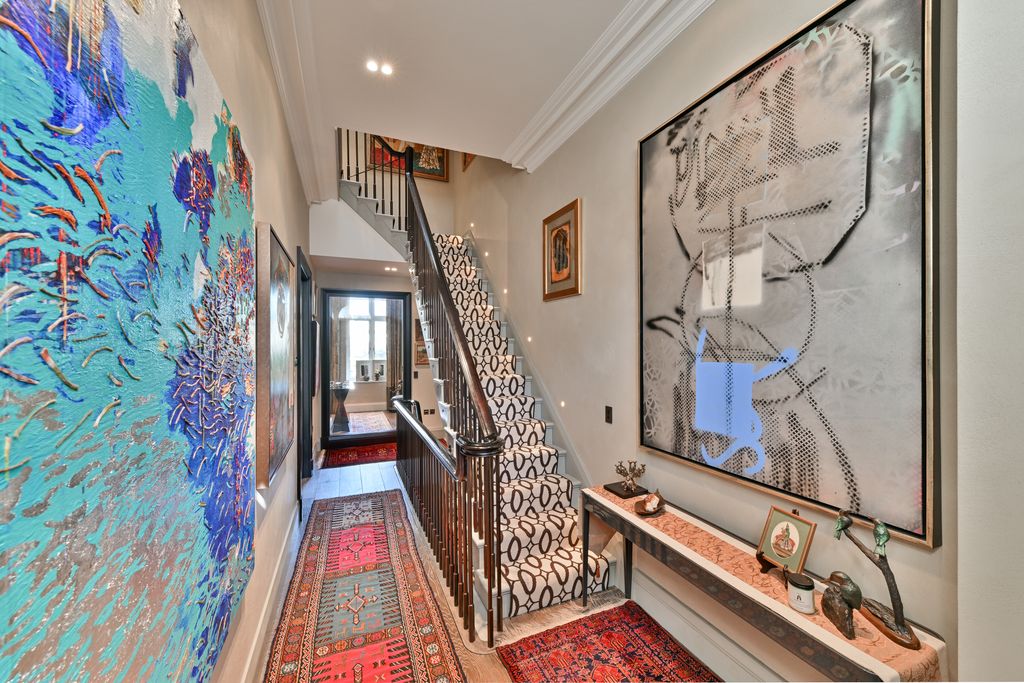 Property photo 2 of 14 Entrance Hall