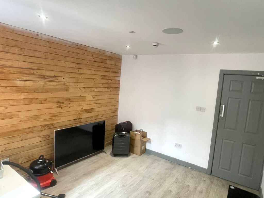 Property photo 3 of 7 Lounge2