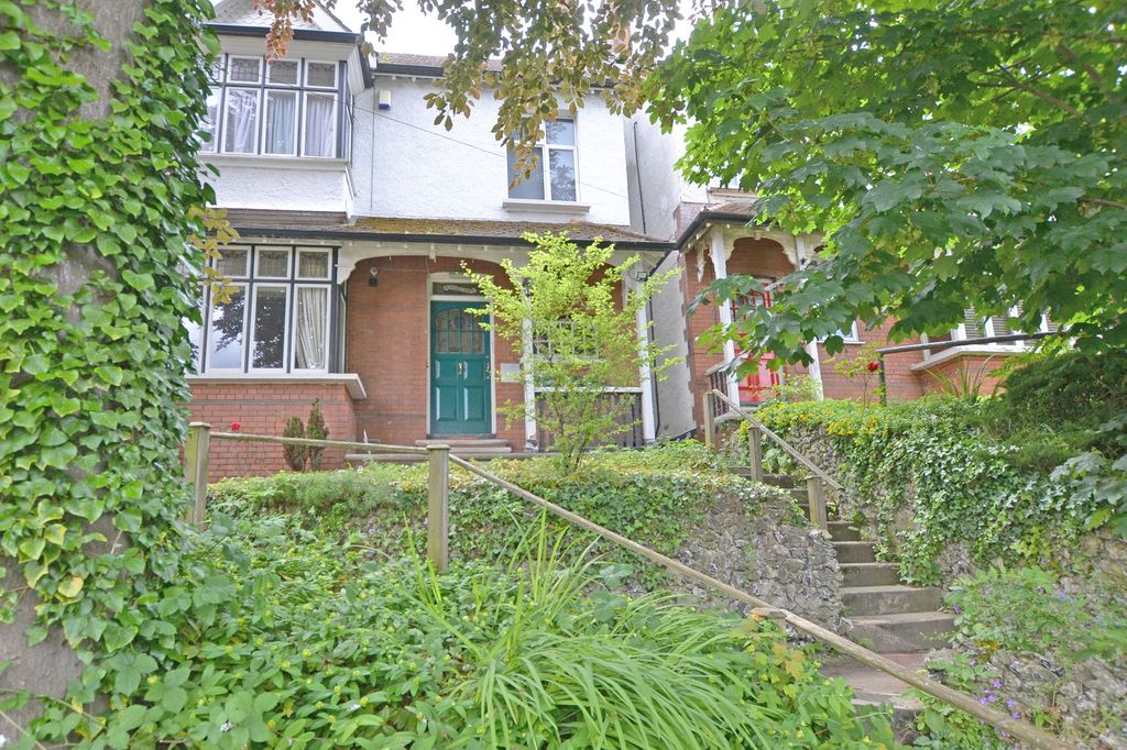 Property photo 2 of 11 Outside