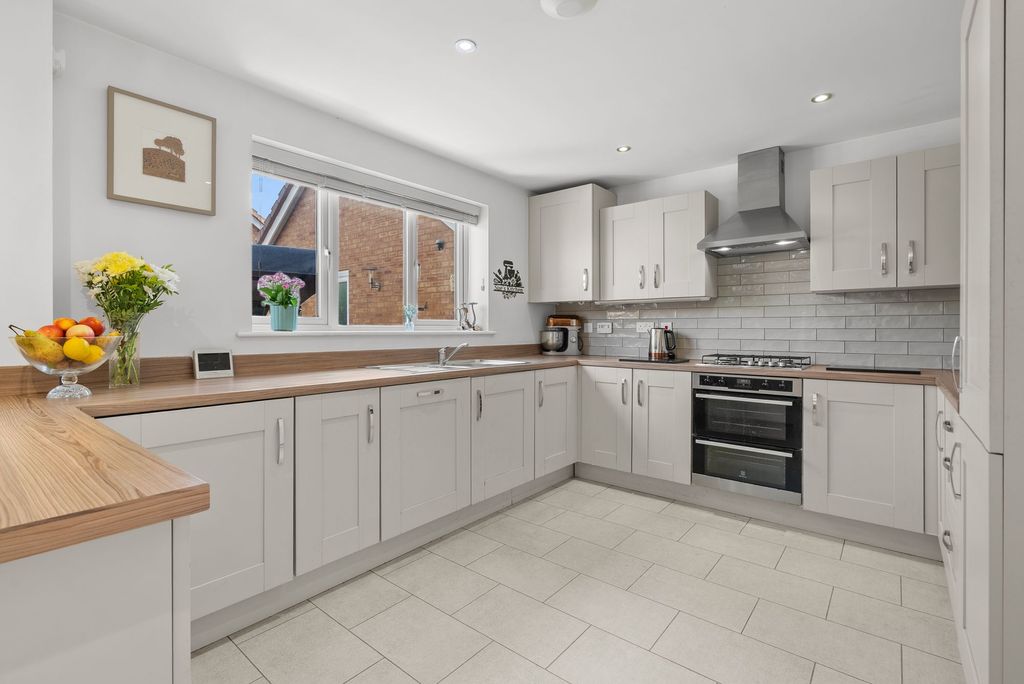 Property photo 2 of 30 Modern Kitchen Diner