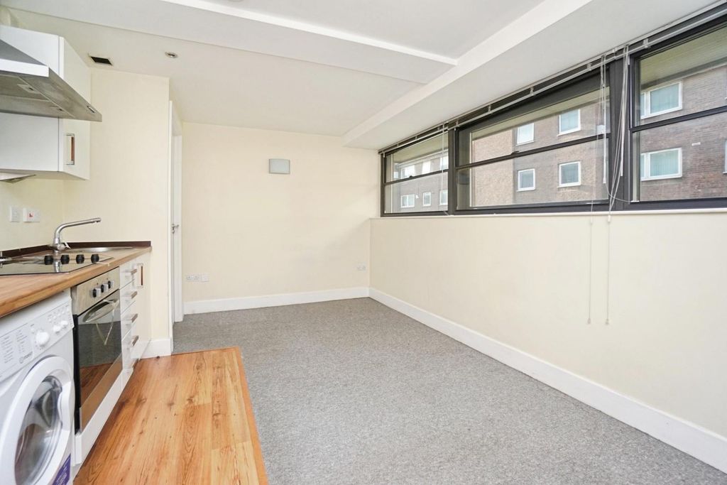 Property photo 3 of 9 Living Space