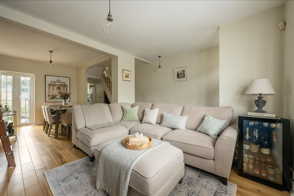 Property photo 2 of 24 Cowley Road, E11