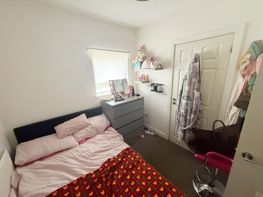 Property photo 2 of 6 Bedroom Of The Flat