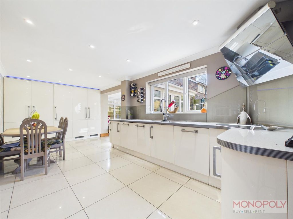 Property photo 2 of 40 Cam01943G0-Pr0631-Still011.Jpg