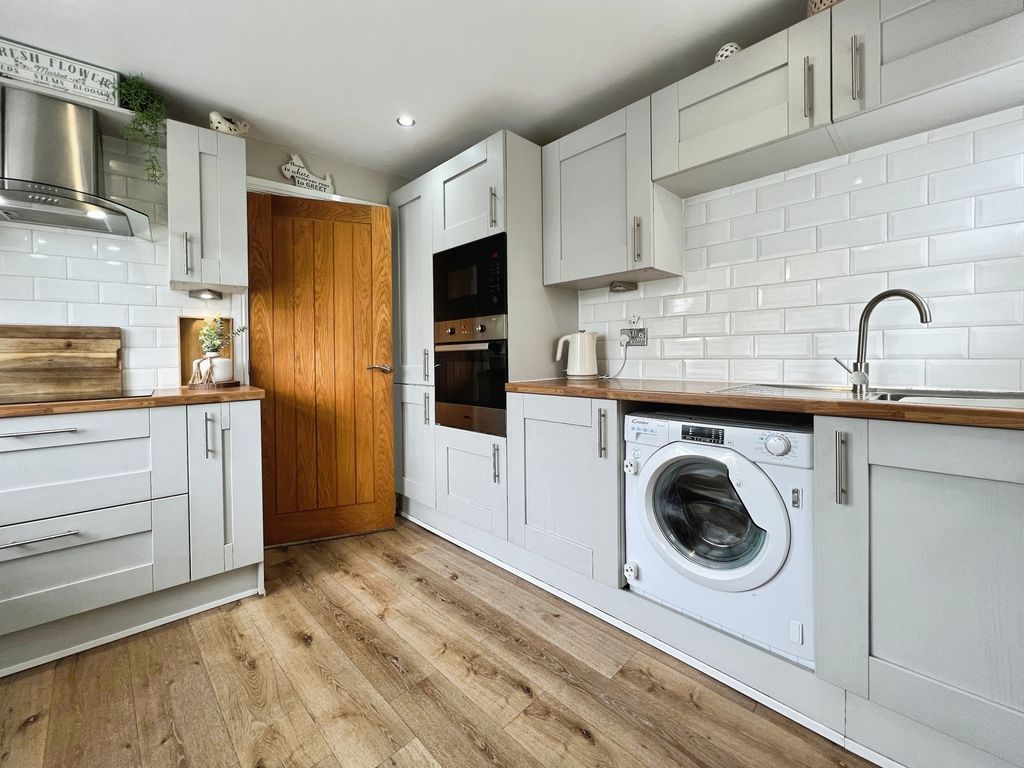 Property photo 3 of 14 Kitchen