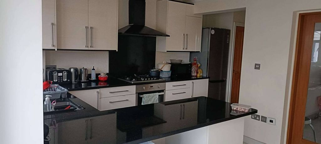 Property photo 2 of 24 0c517F19c039421d758c90A742d86760