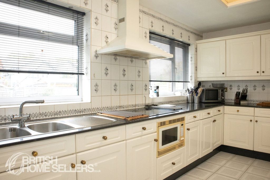 Property photo 2 of 17 Picture No. 16