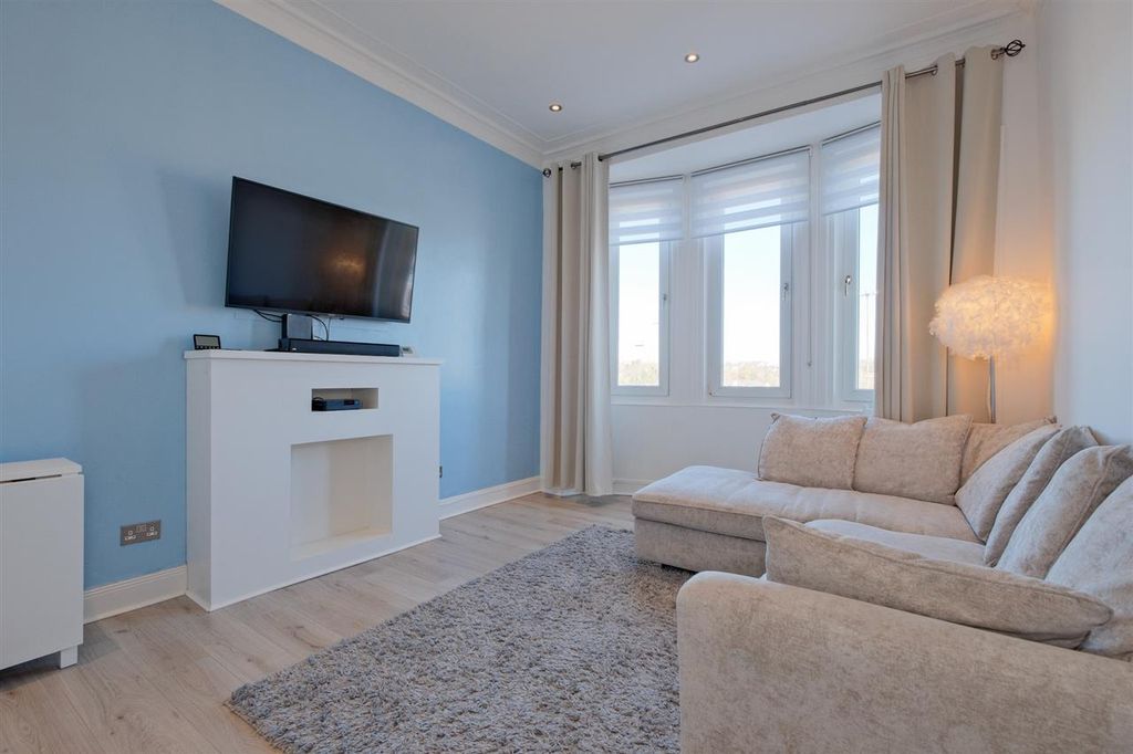 Property photo 2 of 17 Lounge