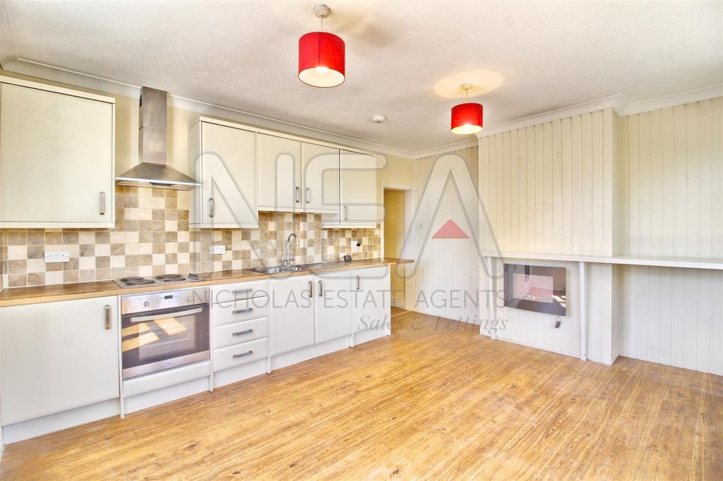 Property photo 1 of 5 Living Room/Kitchen